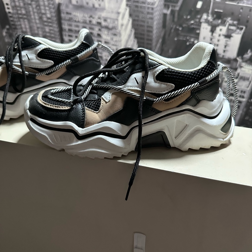 EUC Lucky Step Lightweight Chunky Sneakers, size 6